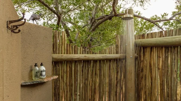 Sicklebush Suite (Outdoor shower)