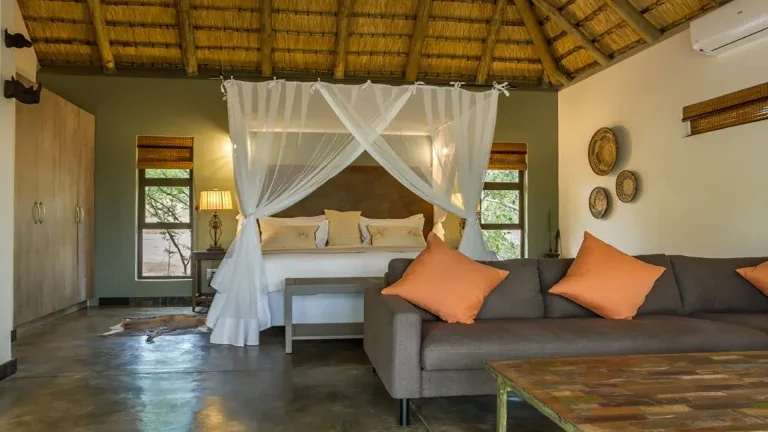 Sicklebush Suite (Bed/lounge)